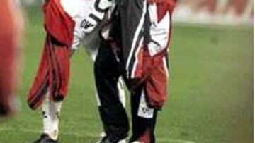 <B>AMIGOS Y RIVALES. </B>Fernando Torres cambió la camiseta con Pedro, con el que jugó en el Atlético.