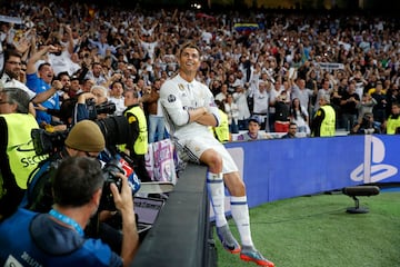 El cuarto de los derbis, esta vez a las puertas de la final, quedó prácticamente visto para sentencia en la ida en el Bernabéu (3-0) gracias a un hat-trick de Cristiano Ronaldo. En la vuelta (2-1), en el último partido europeo del Calderón, los tempranos goles de Saúl y Griezmann dieron esperanzas a la hinchada rojiblanca, pero Isco desactivó la remontada de los de Simeone en una jugada que quedará grabada para la posteridad en la fotografía del regate de Benzema a Godín, Savic y Giménez que dio la vuelta al mundo. El Madrid luego se hizo con la Duodécima al derrotar (4-1) a la Juventus en Cardiff.