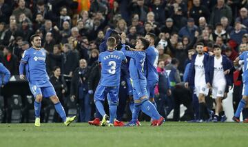 Los jugadores del Valencia y Getafe acabaron enzardados al final del encuentro.DO