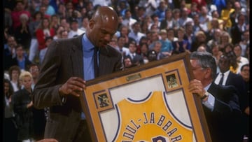 1989-1990:  Center Kareem Abdul-Jabbar of the Los Angeles Lakers poses with his framed jersey at its retirement ceremony. Mandatory Credit: Stephen Dunn  /Allsport Mandatory Credit: Stephen Dunn  /Allsport BIOGRAFIA KAREEM ABDUL JABBAR 