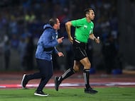 Andre Sares Jardine head coach of America and Referee Luis Enrique Santander during the Semi-Final first leg match between Cruz Azul and America as part of the Liga BBVA MX, Torneo Clausura 2025 at Olimpico Universitario Stadium on May 15, 2025 in Mexico City, Mexico.