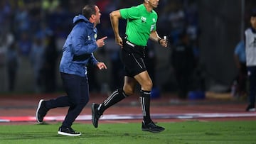 Andre Sares Jardine head coach of America and Referee Luis Enrique Santander during the Semi-Final first leg match between Cruz Azul and America as part of the Liga BBVA MX, Torneo Clausura 2025 at Olimpico Universitario Stadium on May 15, 2025 in Mexico City, Mexico.