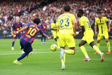 El jugador del FC Barcelona, Lamine Yamal, marca el 2-0 al Villlarreal. 
