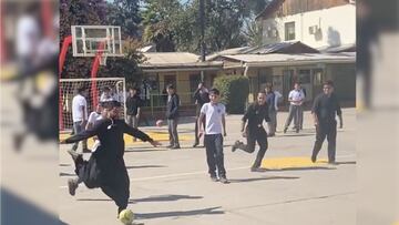 ¡Imperdible! El video viral de un sacerdote jugando futbol