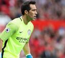 El City deja a Claudio Bravo en el limbo: negocia con Pepe Reina