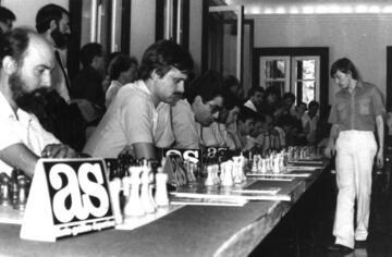 Anatoli Karpov durante una partida simultánea de ajedrez en la antigua redacción del Diario AS.