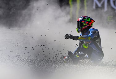 Fermín Aldeguer (BK8 Gresini Racing MotoGP) y Marco Bezzecchi (Aprilia Racing) sufren una caída durante la carrera al sprint del Gran Premio de Cataluña que se disputa en el circuito de Barcelona-Cataluña en Montmeló.