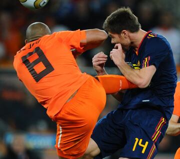 Tremenda patada de Nigel de Jong a Xabi Alonso.