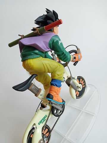 Figura de Goku en bicicleta por Banpresto