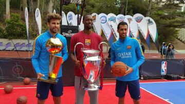 Piqué, con el Larry O'Brien, Barnes, con la Champions, y Busquets, con un balón de la NBA.