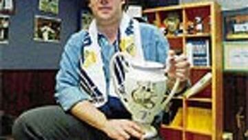 <b>ORGULLOSO</b>. El presidente de la peña de Éibar, en su local.