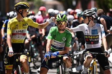 Tadej Pogacar saluda a Jonas Vingegaard antes de la salida de hoy.