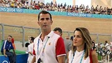 <b>DIERON SUERTE</b>. El Príncipe Felipe y doña Letizia Ortiz estuvieron ayer presentes en las pruebas de ciclismo en pista y dieron suerte a Escuredo.