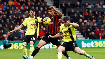 Soccer Football - Premier League - AFC Bournemouth v Burnley - Vitality Stadium, Bournemouth, Britain - October 28, 2023 AFC Bournemouth's Dominic Solanke in action with Burnley's Dara O'Shea and Ameen Al-Dakhil REUTERS/Peter Nicholls NO USE WITH UNAUTHORIZED AUDIO, VIDEO, DATA, FIXTURE LISTS, CLUB/LEAGUE LOGOS OR 'LIVE' SERVICES. ONLINE IN-MATCH USE LIMITED TO 45 IMAGES, NO VIDEO EMULATION. NO USE IN BETTING, GAMES OR SINGLE CLUB/LEAGUE/PLAYER PUBLICATIONS.