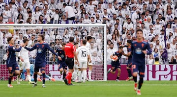 Sin tiempo que perder, el jugador gallego recogi el baln para seguir jugando sin que corra el reloj.