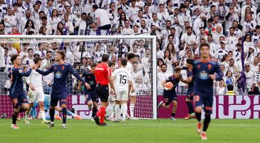 Sin tiempo que perder, el jugador gallego recogió el balón para seguir jugando sin que corra el reloj.