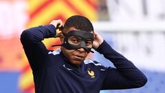 Leipzig (Germany), 21/06/2024.- Kylian Mbappe of France inspects the pitch prior to the UEFA EURO 2024 Group D soccer match between Netherlands and France, in Leipzig, Germany, 21 June 2024. (Francia, Alemania, Países Bajos; Holanda) EFE/EPA/ANNA SZILAGYI
