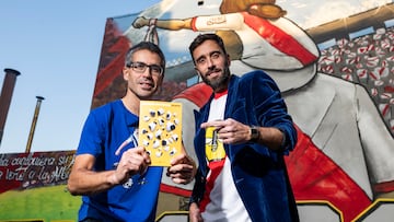 Ander Izagirre y Zuhaitz Gurrutxaga posan en Vallecas con su libro 'Subcampe車n'.