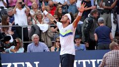 Leonardo Mayer celebra su victoria en el Open de Hamburgo.