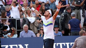 Leonardo Mayer celebra su victoria en el Open de Hamburgo.