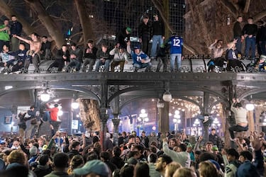 Aficionados de los Seahawks celebran en la ciudad, cerca del Lumen Field, hogar de los Seahawks, el triunfo de su equipo en la final de la Super Bowl LX.