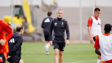 Fran Escribá en un entrenamiento del Granada.
