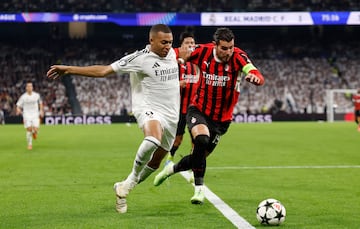 Mbappé disputa un balón con Theo Hernández