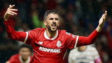 MEX1227. TOLUCA (MÉXICO), 05/10/2024.- Joao Dias del Toluca celebra un gol anotado a Pumas este sábado, durante un juego por la jornada 11 del torneo Apertura 2024 de la Liga MX celebrado en el estadio Nemesio Díez en la ciudad de Toluca (México). EFE/Alex Cruz