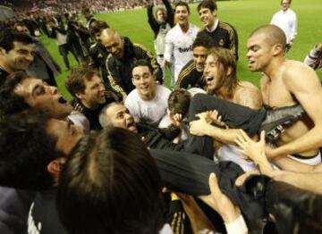 Los jugadores blancos mantean a Mourinho tras conseguir la Liga ante el Athletic en 2012.