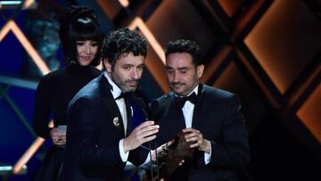 Spanish director Rodrigo Sorogoyen (C) receives the Goya to the best director for 'As bestas' ('The Beasts') from the hands of Spanish director Juan Antonio Bayona (R) at the 37th Goya awards gala in Seville, southern Spain, on February 11, 2023. (Photo by CRISTINA QUICLER / AFP) (Photo by CRISTINA QUICLER/AFP via Getty Images)