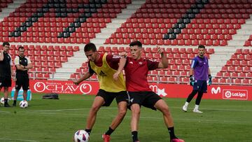 Pablo Tomeo y Alberto Reina pugnan por el balón en el primer entrenamiento del Mirandés.