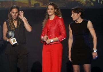 Las jugadoras Amaya Valdemoro, Isabel Sánchez y Elisa Aguilar, recogen el premio otorgado a la selección española femenina de baloncesto durante la Gala Nacional del Deporte de la Asociación Española de la Prensa Deportiva (AEPD).