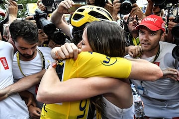 Geraint Thomas abraza a su esposa Sarah-Ellen.