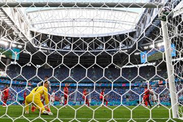 Ejecutó Koke el córner para el 0-1, recibió Jordi Alba en la frontal y su disparo de volea tocó en Zakaria y desvió el balón lejos del alcance de Sommer. 