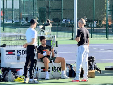 El tenista español sigue su preparación para el Open de Australia y esta vez lo ha hecho en su tierra junto a Pedro Martínez. La sesión, abierta al público, congregó a numerosos aficionados que no quisieron perderse la oportunidad de ver en acción a su ídolo en plena pretemporada.