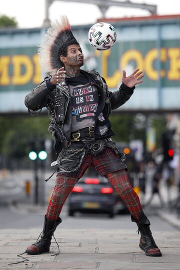 Anderson García, brasileño de 31 años y famoso en Camdem Town por su imagen estereotipada de punk, no puede resistirse a dar toque con un balón ante la mirada de turistas y curiosos.
