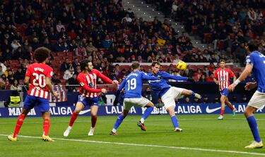 Juan Latasa intenta un remate acrobático detro del área del conjunto rojiblanco.