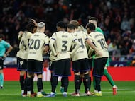 MADRID, 12/02/2026.- Los jugadores del Barcelona antes de comenzar la segunda parte del el partido de ida de la semifinales de la Copa del Rey que Atlético de Madrid y FC Barcelona disputan este jueves en el estadio Metropolitano, en Madrid. EFE/Juanjo Martín