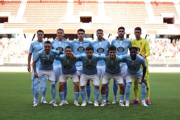 La alineación inicial del Celta posa en los prolegómenos del partido amistoso disputado contra el Lille en la ciudad francesa de Valenciennes.