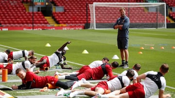 Jürgen Klopp junto a sus jugadores durante un entrenamiento.