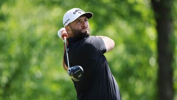 ROCHESTER, NEW YORK - MAY 18: Jon Rahm of Spain plays his shot from the fourth tee during the first round of the 2023 PGA Championship at Oak Hill Country Club on May 18, 2023 in Rochester, New York.   Andy Lyons/Getty Images/AFP (Photo by ANDY LYONS / GETTY IMAGES NORTH AMERICA / Getty Images via AFP)