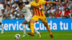El delantero brasileño del Real Madrid, Rodrygo (i) con el balón ante el centrocampista del Girona, Oriol Romeu (d).