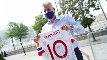 Suker, en Budapest, con la camiseta de Rakitic.