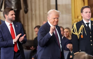 El vicepresidente de Estados Unidos, J.D. Vance, aplaude mientras el presidente de Estados Unidos, Donald Trump, hace un gesto el da de su toma de posesin presidencial en la Rotonda del Capitolio de Estados Unidos en Washington