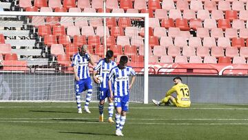 Los jugadores del Alavés, abatidos tras encajar uno de los cinco goles del Almería.