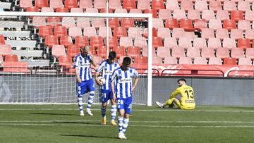 Los jugadores del Alav&eacute;s, abatidos tras encajar uno de los cinco goles del Almer&iacute;a.