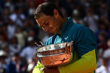 Rafa Nadal celebrando su 14º Roland Garros, ya con el trofeo entre sus manos. 