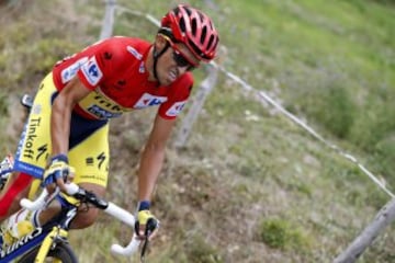 El ciclista español del equipo Tinkoff Saxo, Alberto Contador, en el pelotón durante la decimosexta etapa de la Vuelta a España 2014, con salida en San Martín del Rey Aurelio y llegada al Alto de La Farrapona-Lagos de Somiedo, con un recorrido de 160,5 kilómetros.