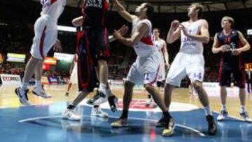 <b>EL MEJOR. </b>Fernando San Emeterio lanza ante Trajan Langdon.