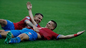 Kusej y Sejk celebran el primer gol del partido.